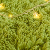 Flauschiger Teppich aus grünem Gras